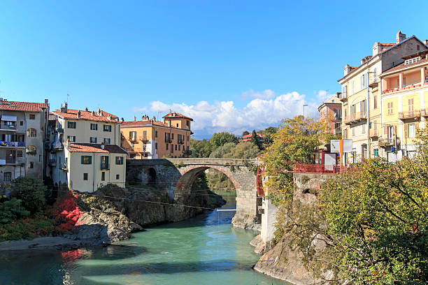 Foto de Dora Baltea Rio E A Paisagem Urbana De Ivrea Em Piedmont Itália e mais fotos de stock de Ivrea - iStock